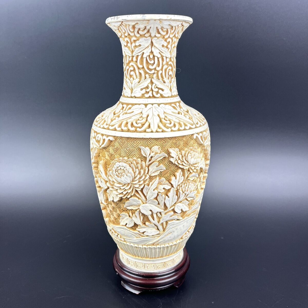 Explore Stunning White Cinnabar Vases – Timeless Craftsmanship and Global Shipping